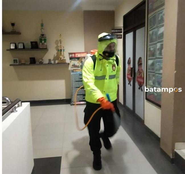 Cegah Covid-19 Varian Baru, Seluruh Kantor Polisi di Batam Disemprot Disinfektan