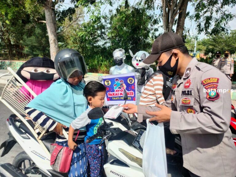 Polres Karimun Bagikan Masker 1.000 Lembar untuk Pengendara