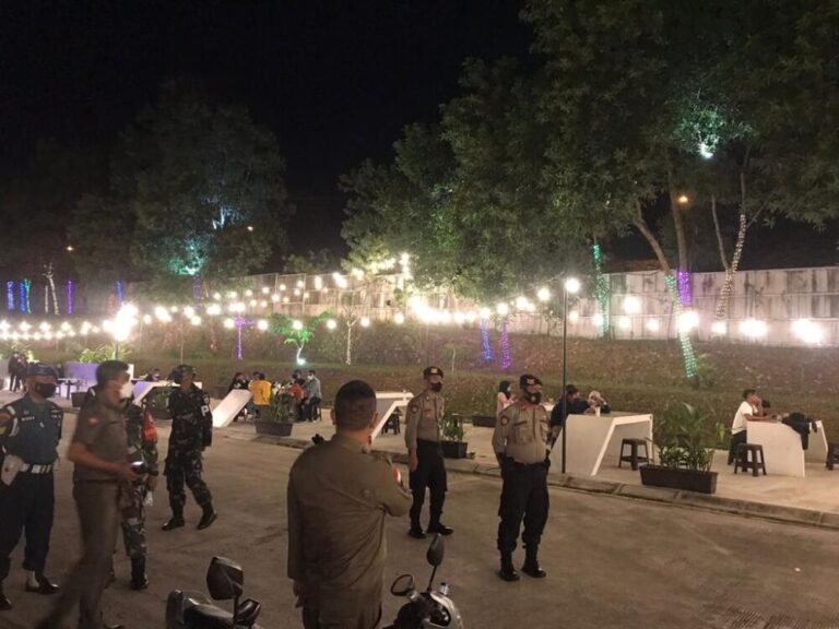 Polisi Bubarkan Kerumunan di Angkringan dan Kafe