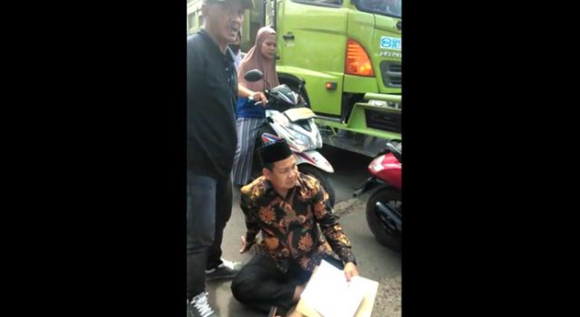 Cegat Truk Tambang, Anggota DPRD Kabupaten Bogor Ini Nekad Duduk di Tengah Jalan