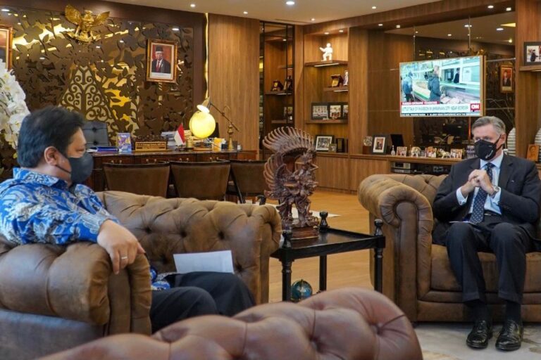 Menko Airlangga Bahas Peluang Kerja Sama Sektor Perdagangan dengan Dubes Selandia Baru