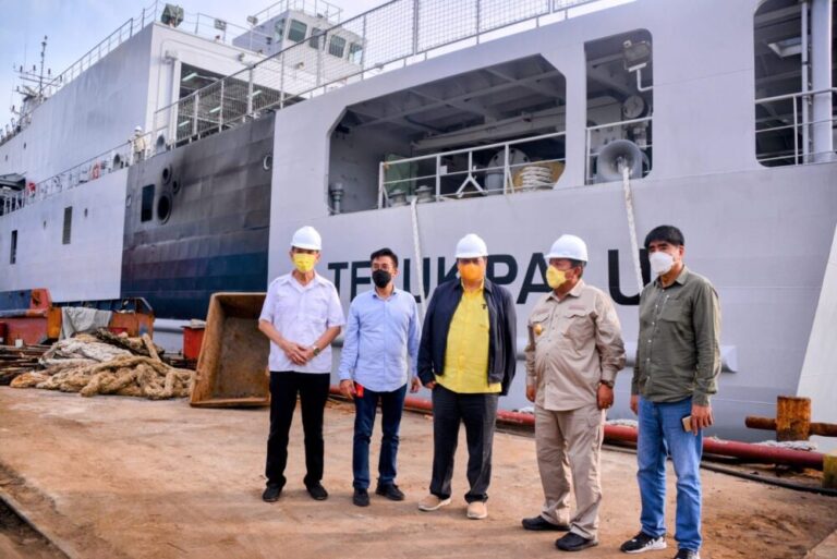 Dukung Pelaku Industri Perkapalan Indonesia, Menko Airlangga Tinjau Produksi KRI Teluk Palu