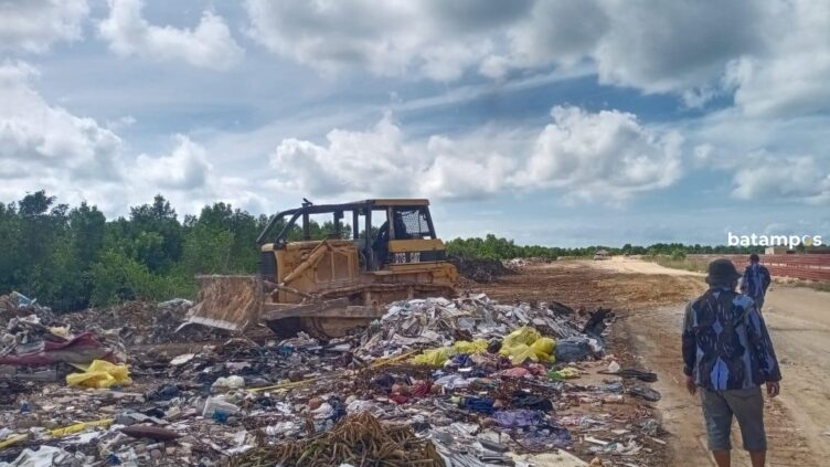 IPK dan Pegawai Kecamatan Sagulung Bersihkan Sampah di Lokasi Hutan Bakau