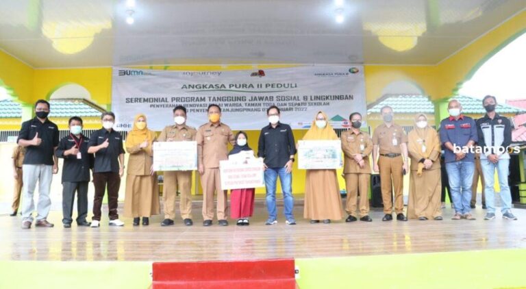 Pelajar di Penyengat Terima Bantuan Sepatu dari PT Angkasa Pura II