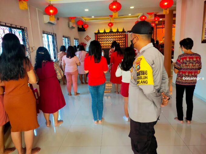 Pastikan Ibadah Sesuai Protkes, Polisi Amankan Perayaan Imlek