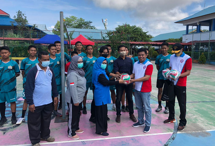 Kembangkan Voli di Batam PBVSI Beri Bantuan ke SMAN 3
