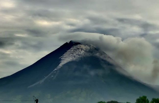 Erupsi, Gunung Merapi Semburkan Awan Panas Sampai 5.000 Meter