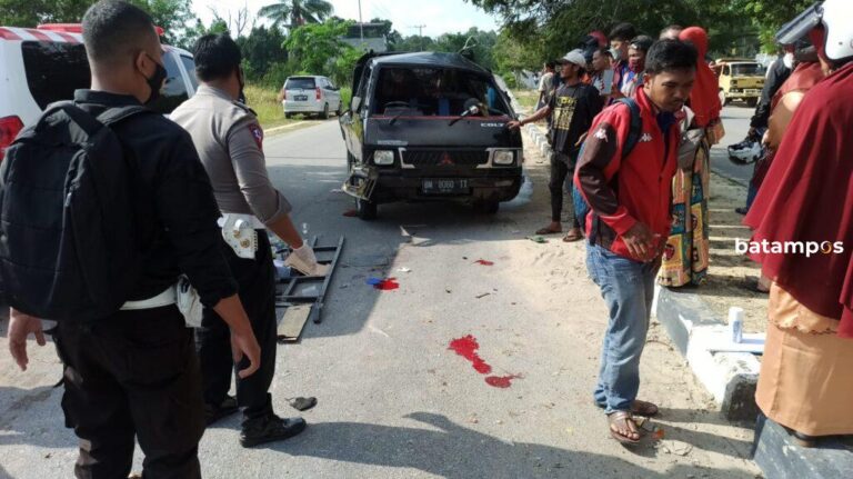 Ngebut, Pickup Tabrak Pembatas Jalan, Empat Orang Luka-luka