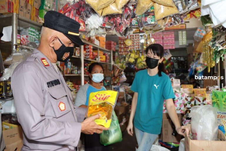Polisi Ikut Pantau Pasar, Cegah Penimbunan Sembako