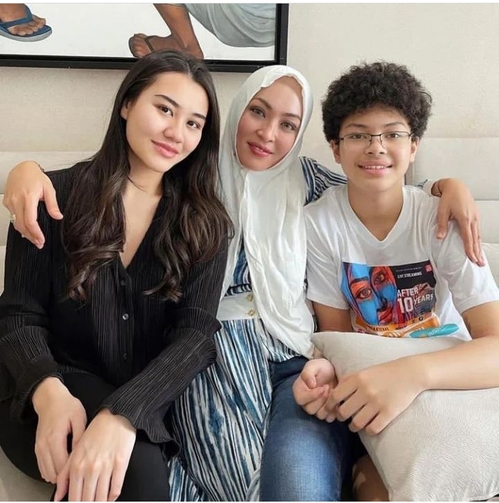 Angelina Sondakh Berkebun hingga Bikin Film Hitam Putih Kelabu