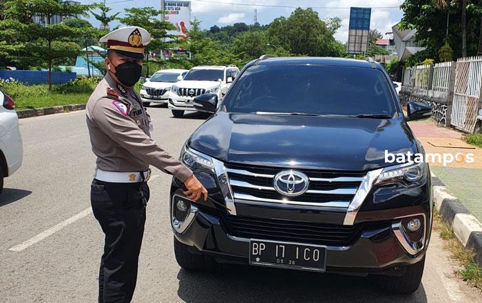 Langgar Aturan TNKB, Puluhan Mobil Mewah Ditilang