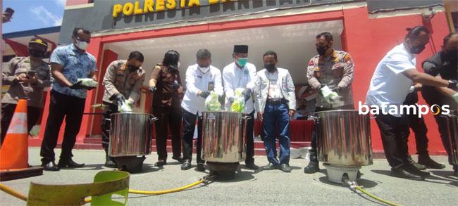 Satres Narkoba Polresta Barelang Rebus Sabu Senilai Rp 33 Miliar
