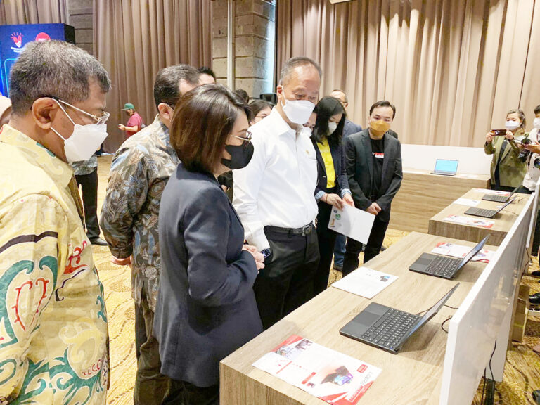 PT Sat Nusapersada Batam Produksi Chromebook Pertama di Indonesia 