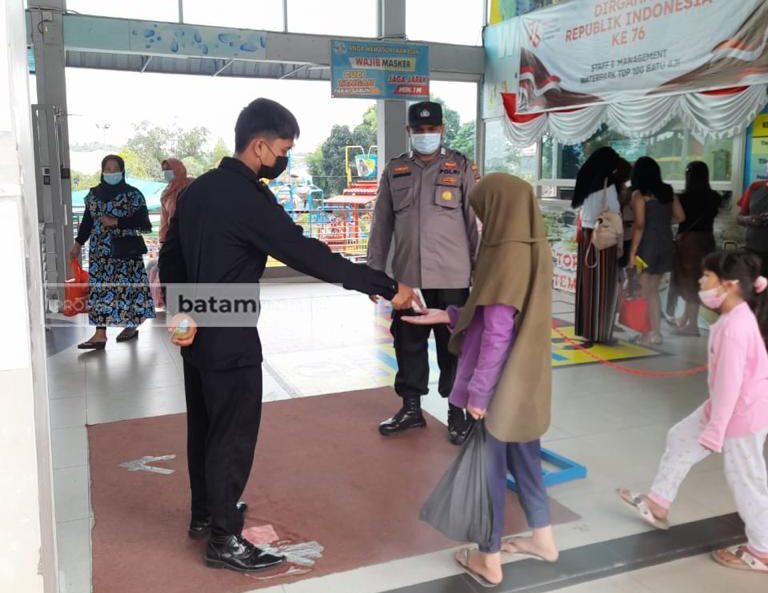 Bhabinkamtibmas Monitoring Pelaksanaan Prokes di Pasar Tiban Kampung