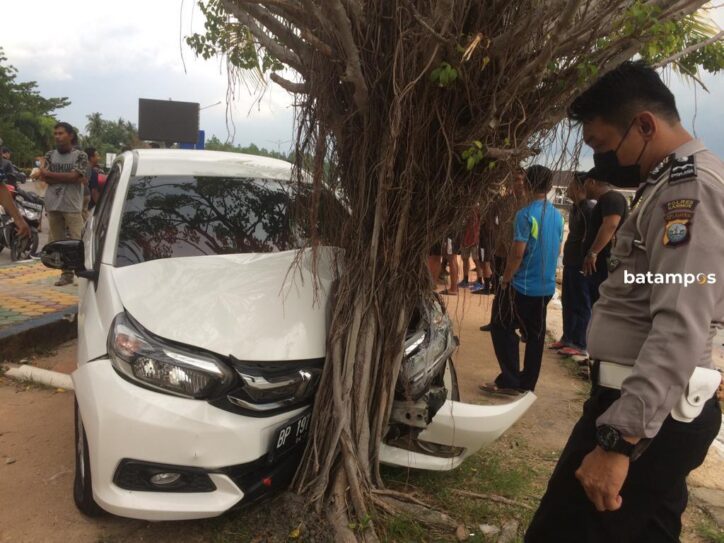 Hilang Kendali, Mobil Tabrak Pohon