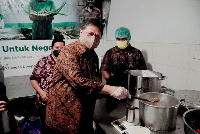 Airlangga Kunjungi Pabrik Pengalengan Makanan di Yogya