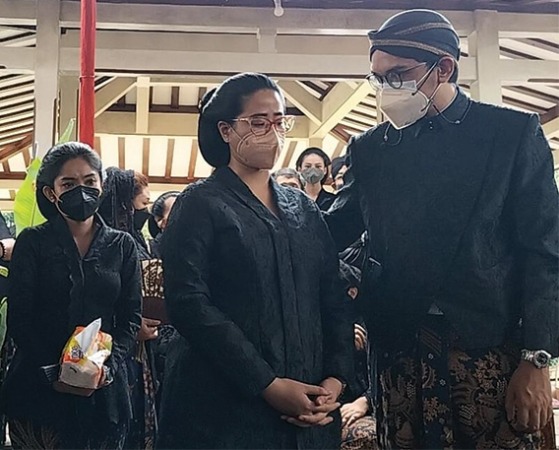 Calon Raja yang Hobi Nonton Bola dan Naik Gunung