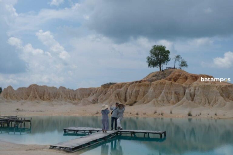 Gurun Pasir Telaga Biru, Bintan Diminati Wisatawan Lokal