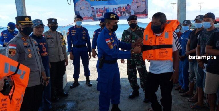 Life Jacket Bantuan Satpolairud Polres Bintan Langsung Dipakai Nelayan Melaut