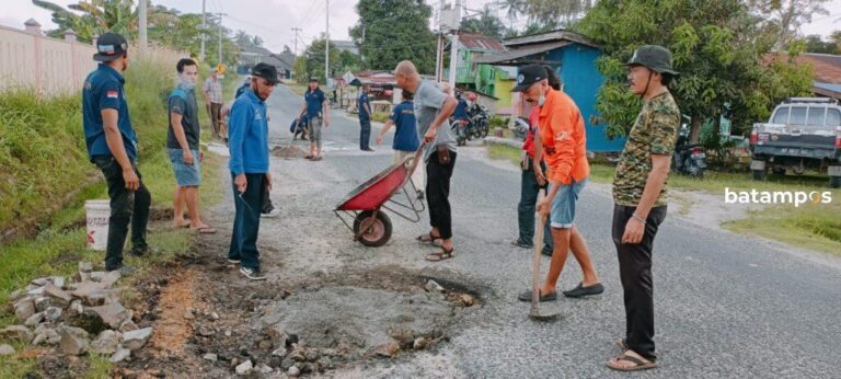 Akhirnya Wartawan, Ormas, Sahabat Kundur Off Road yang Tambal Jalan yang Berlubang