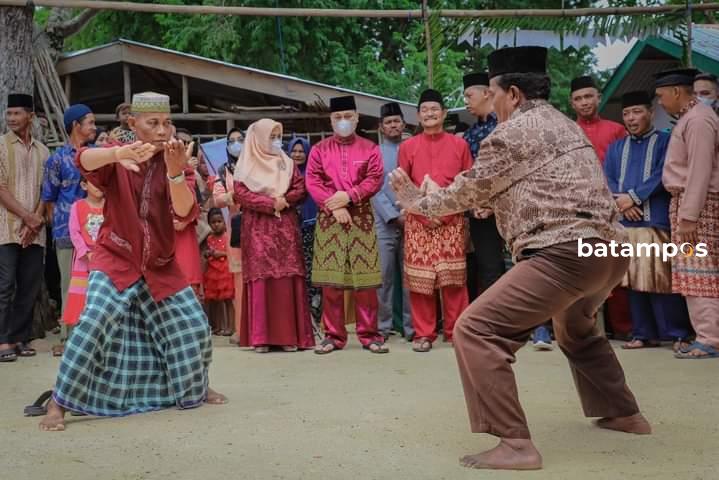 Bupati Lingga Pastikan Listrik PLN masuk Desa Persiapan Berjong