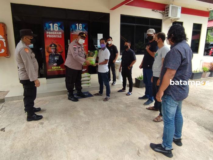 Peduli Warga Terdampak Covid-19, Polsek KKP Bagikan Beras Kepada Warga di PDS