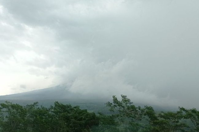 Gunung Semeru Kembali Luncurkan Awan Panas Guguran