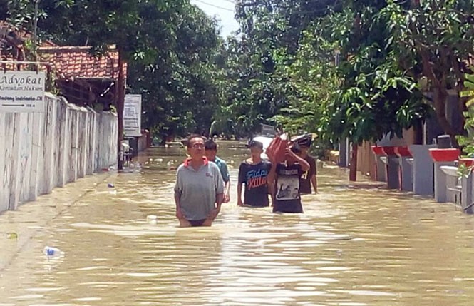 Banjir Cirebon Surut, Warga Mulai Bersihkan Bekas Lumpur