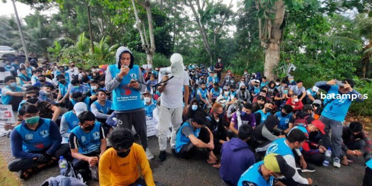 Pencari Suaka Rusuh, Rusak Motor Warga