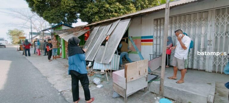 Diduga karena Pusing, Anwar Tabrak Gerobak Pedagang Lauk Pauk