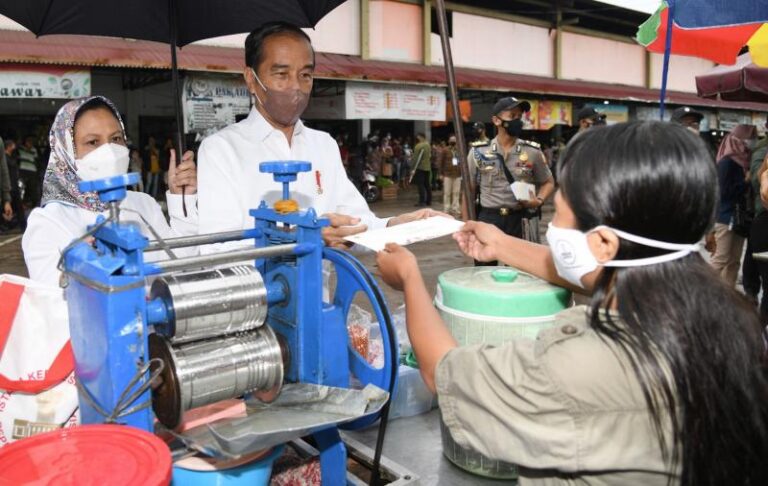 Jokowi Serahkan BLT Migor