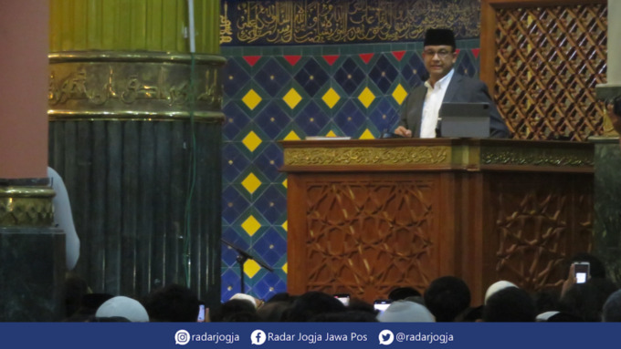 Anies Presiden Menggema Usai Ceramah Tarawih di Masjid Kampus UGM