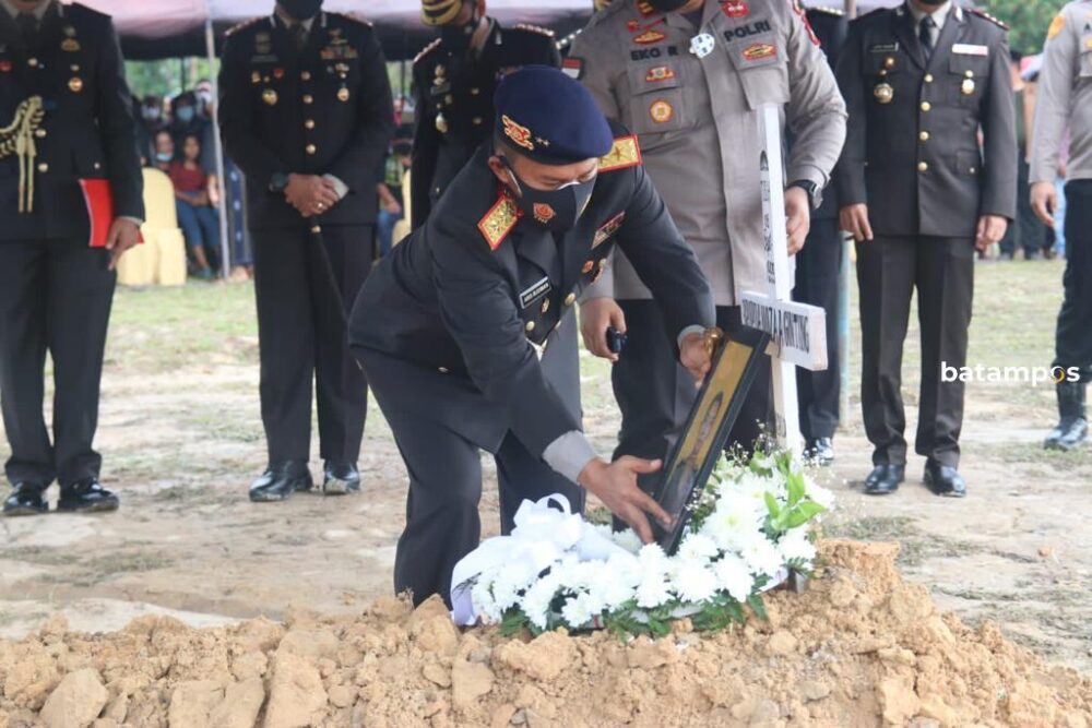 Anggota Brimob Meninggal dimakamkan F Humas Polda Kepri 2 e1649144035878