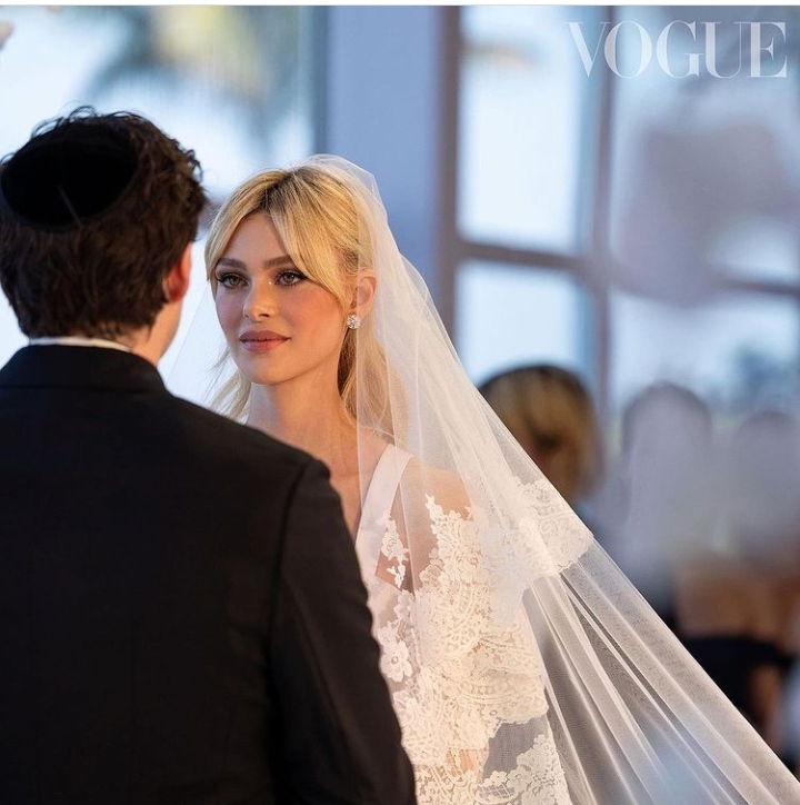 Cantiknya Menantu Victoria Beckham dengan Gaun Pengantin Valentino