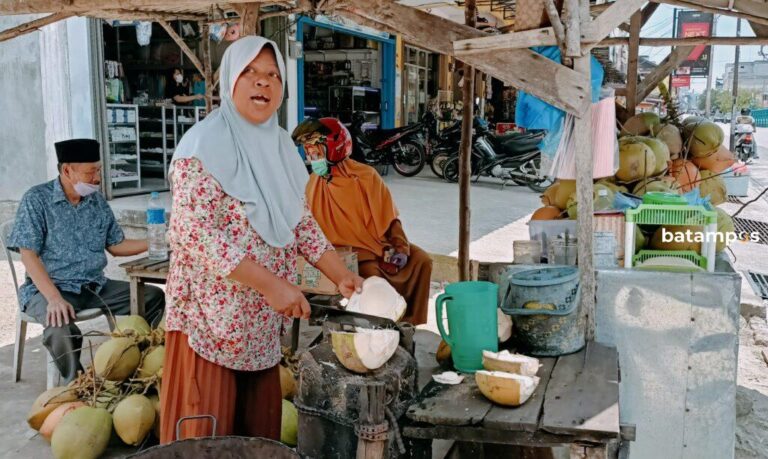 Di Kundur, Air Kelapa Muda Minuman Favorit Saat Buka Puasa