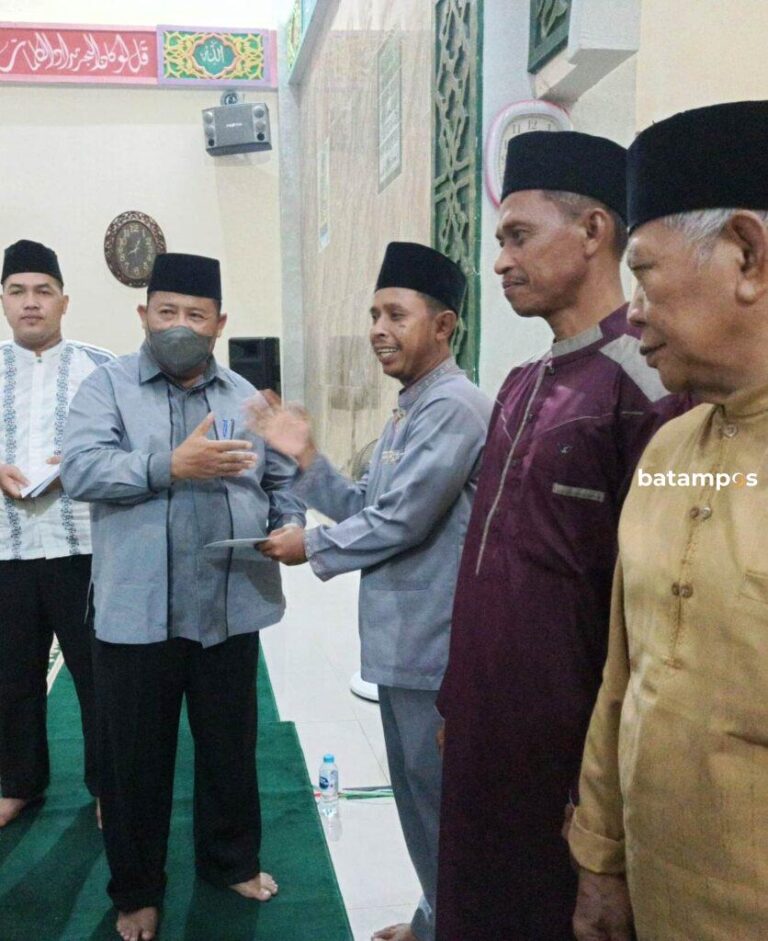 Saat Safari Ramadan di Desa Tulang, M Tang Minta Doa Agar Wabup Karimun Cepat Sembuh