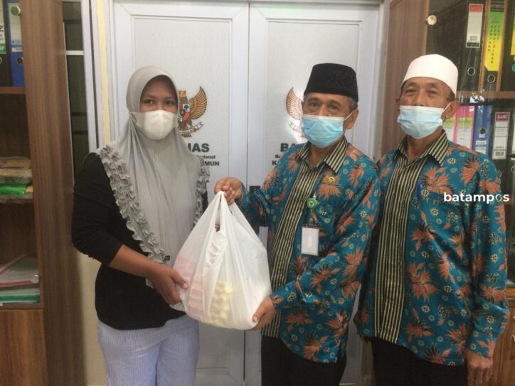 Baznas Karimun Salurkan Paket Sembako Kepada Kurang Mampu