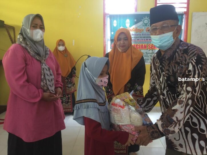 Keluarga Besar SD Swasta 016 Muhammadiyah Karimun Berbagi kepada Pelajar Kurang Mampu