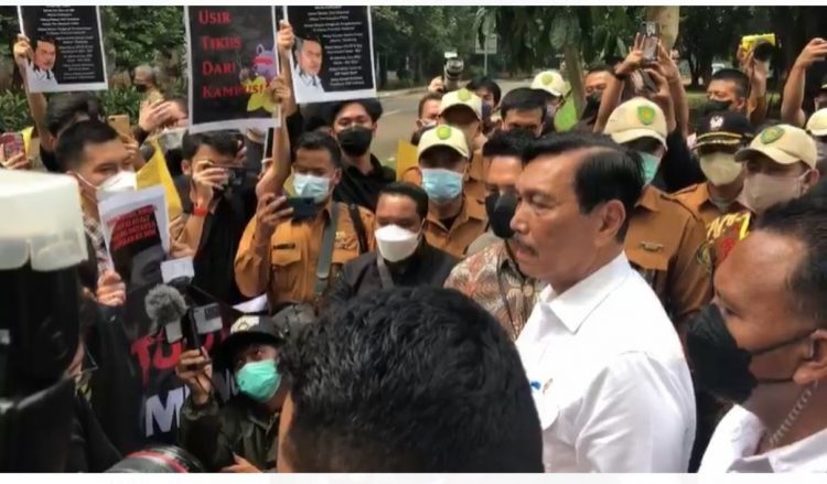 Luhut Bilang Begini Soal Wacana Presiden 3 Periode Saat Temui Massa Aksi