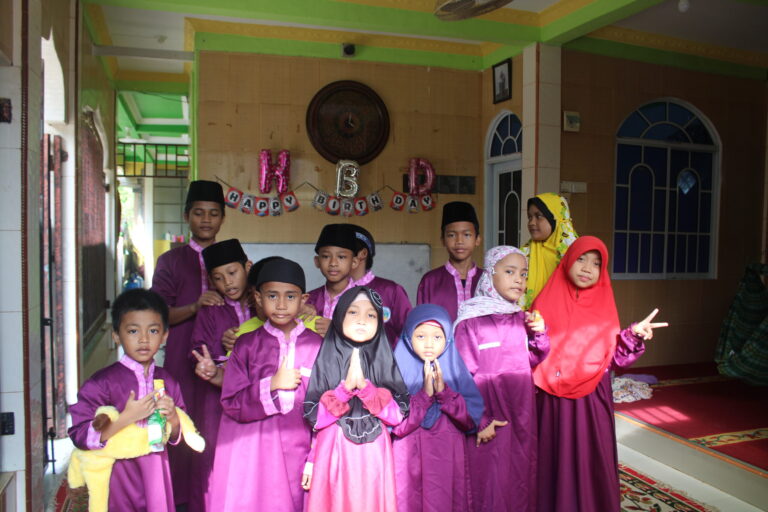 Beri Santunan kepada Yatim dan Duafa di Seluruh Indonesia