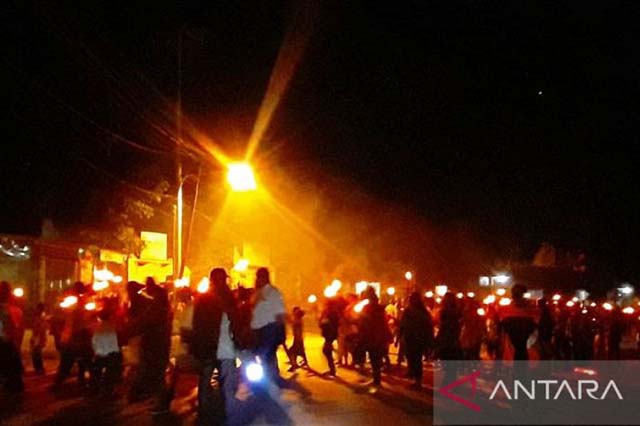 Meriah, Ribuan Umat Kristiani Biak Ramaikan Pawai Obor Fajar Paskah