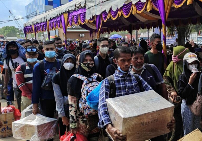 Pelni Tak Jual Tiket Non Seat, Banyak Calon Pemudik Tak Kebagian Tiket