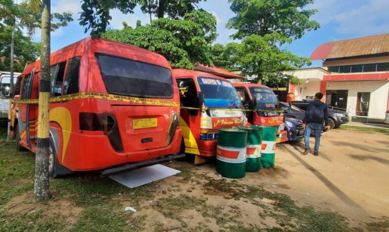 Polisi Tangkap Angkutan Umum Pelansir Solar di Batam