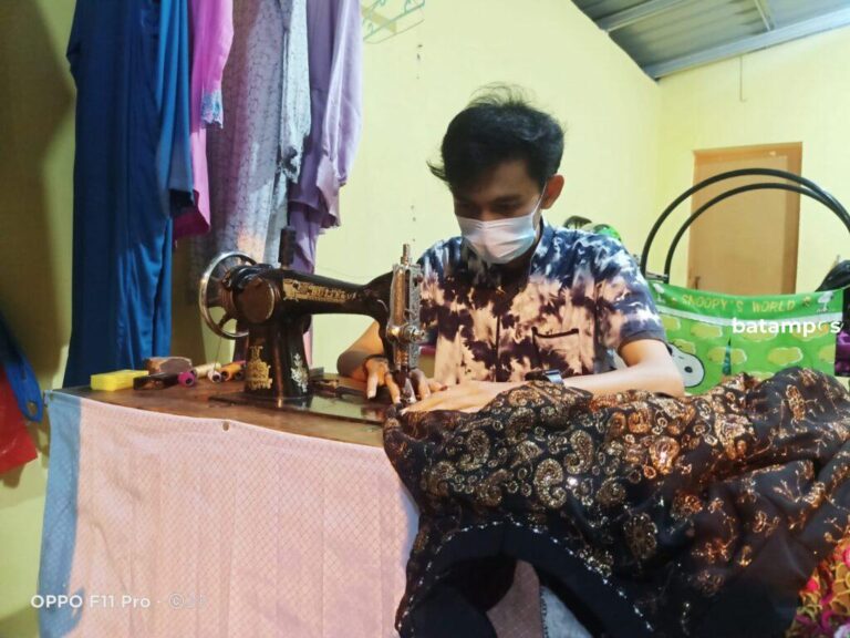 Jelang Idul Fitri, Orderan Permak Gamis di Penjahit Paling Banyak
