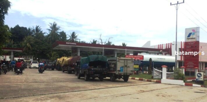 Bio Solar Kosong di Dua SPBU, Truk Pengangkut Tanah Antre di SPBU Poros, Karimun