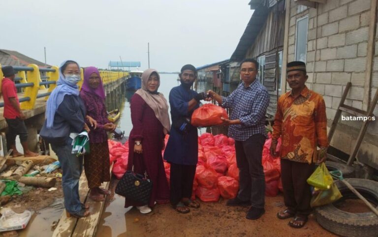 Batam Pos-Bright PLN Batam Kembali Salurkan Paket Sembako ke Panti Asuhan dan Masyarakat Pulau
