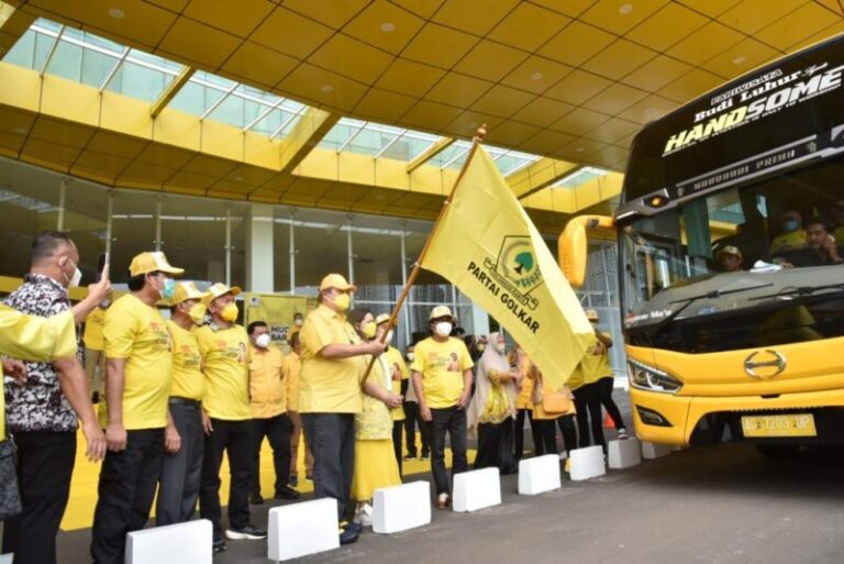 Airlangga Hartarto Lepas 20 Bus Mudik Gratis Partai Golkar