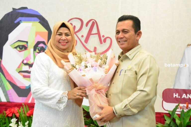 Gubkepri Berikan Penghargaan Kepada 7  ‘Kartini’ Kepri