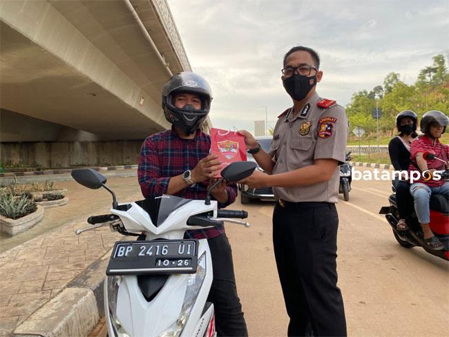 Dua Mahasiswa Sespimen Polda Kepri Berbagi Takjil di Simpang Fly Over Laluan Madani