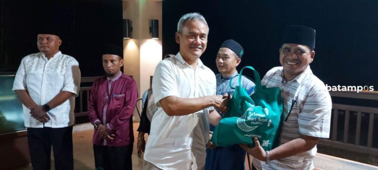 PT. BIIE Lobam Bagikan 500 Bingkisan Lebaran dan Santuni 100 Anak Yatim